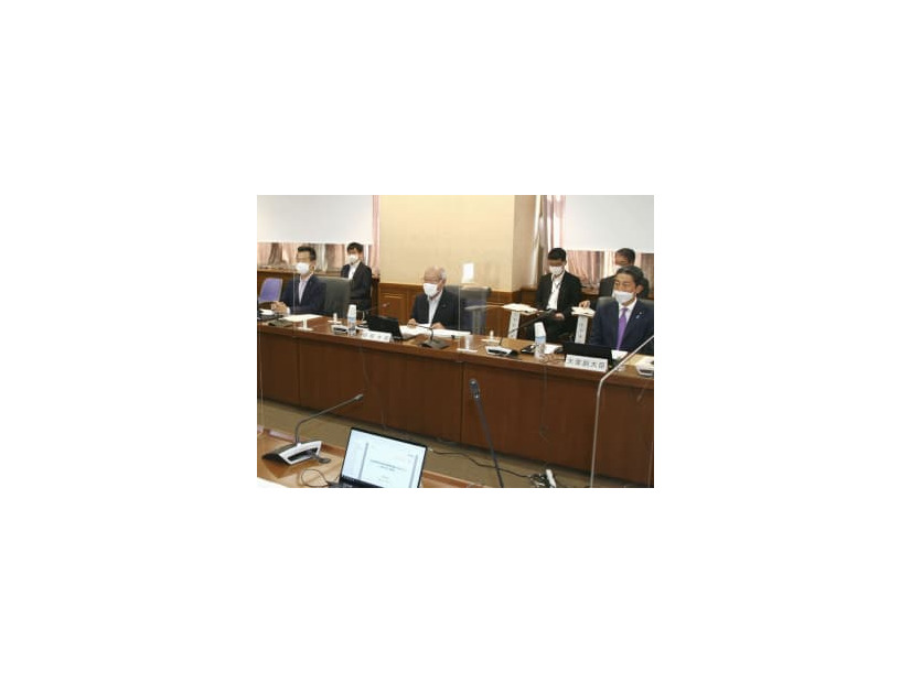 全国財務局長会議に出席した鈴木財務相（左から3人目）＝27日午前、財務省