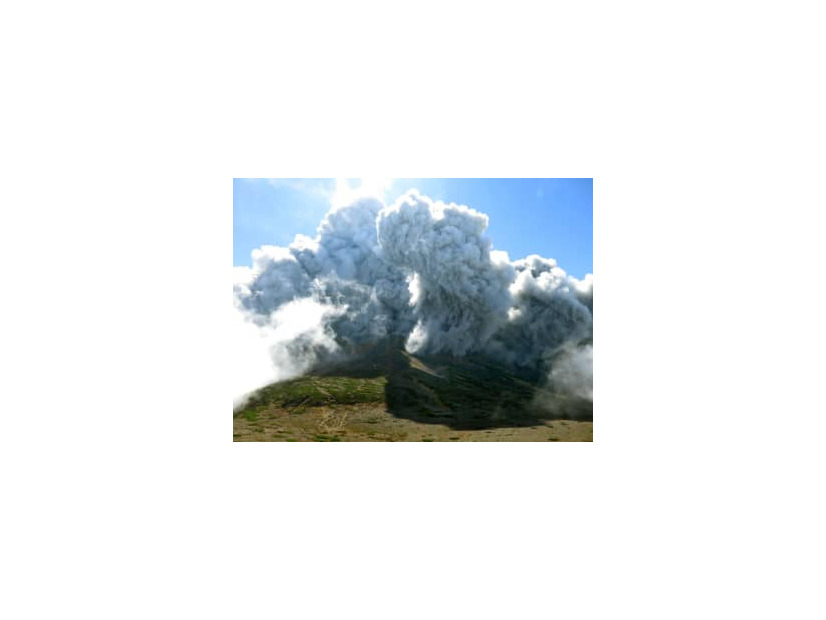 御嶽山が噴火し、頂上付近を覆う噴煙＝2014年9月27日（登山者提供）