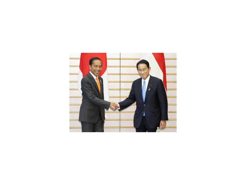 会談を前にインドネシアのジョコ大統領（左）と握手する岸田首相＝27日午前、首相官邸