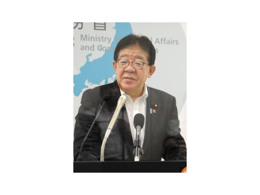 閣議後に記者会見する金子総務相＝29日午前、総務省