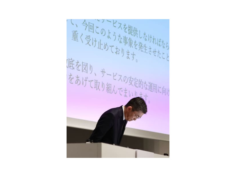 大規模な通信障害に関する記者会見で、謝罪するKDDIの高橋誠社長＝29日午後、東京都文京区