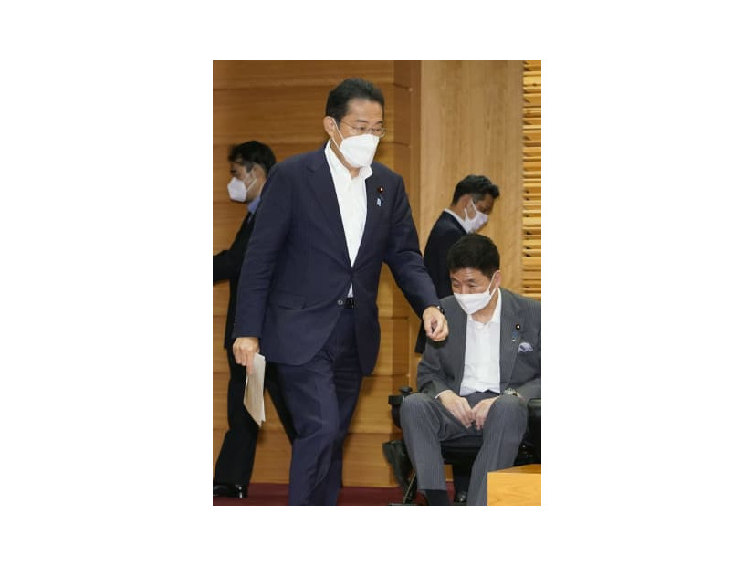 臨時閣議に臨む岸田首相（左）＝29日午後、首相官邸