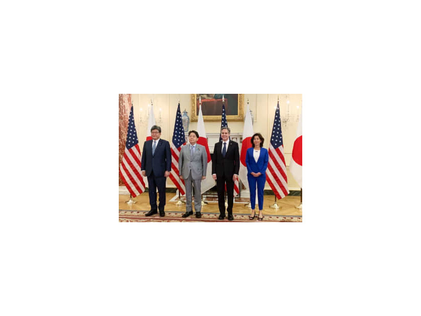 日米経済政策協議委員会の初会合に臨む日米の4閣僚＝29日、ワシントン（経産省提供・共同）