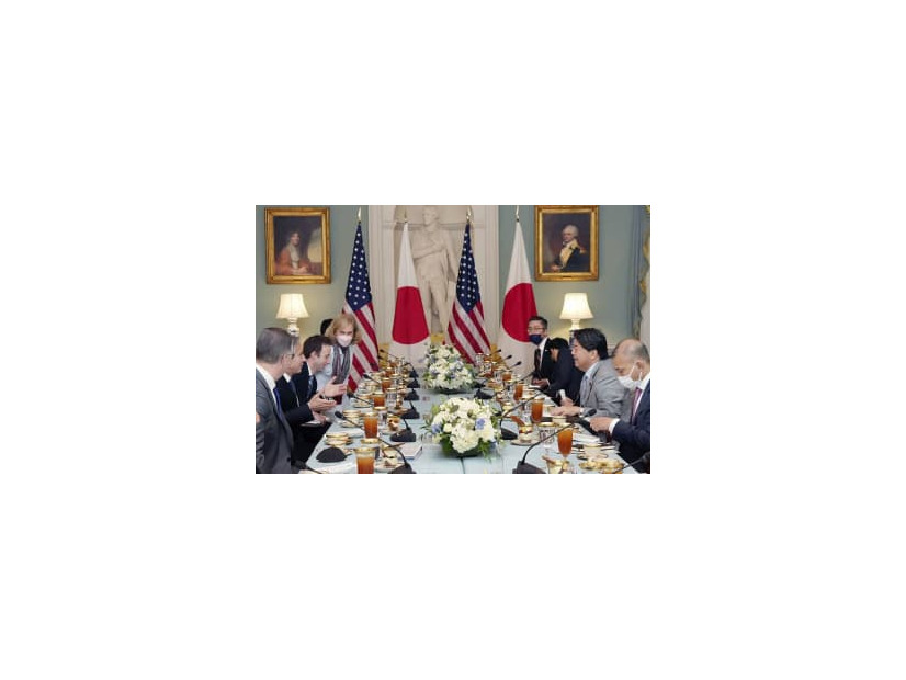 米ワシントンで会談する林外相（右手前から2人目）とブリンケン米国務長官（左手前から2人目）＝29日（外務省提供・共同）