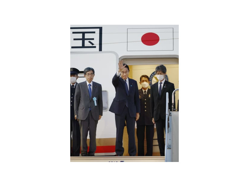 NPT再検討会議に出席するため、米ニューヨークへ出発する岸田首相（中央）＝31日夕、羽田空港