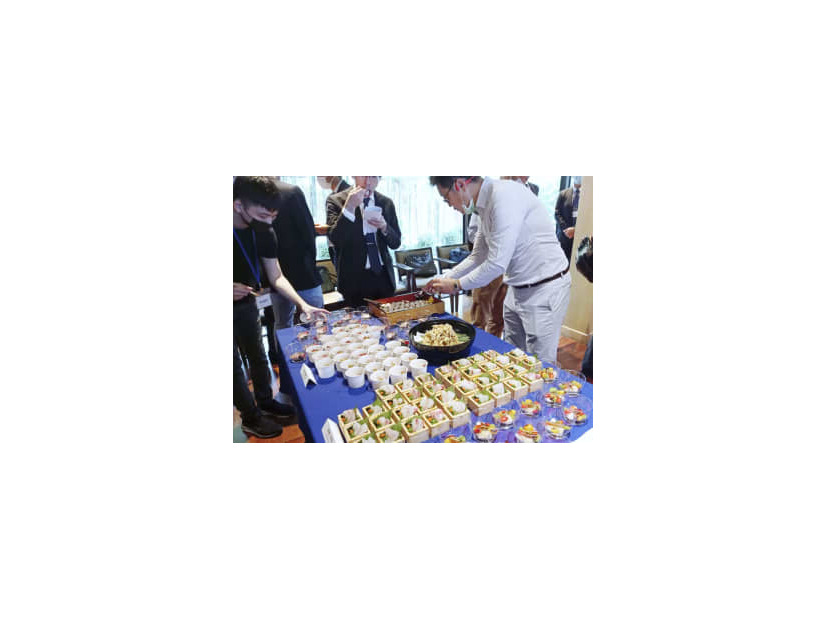 タイの首都バンコクの日本料理店で開かれた、実証実験で日本から空輸された魚などを使った料理の試食会＝6月（NNA＝共同）