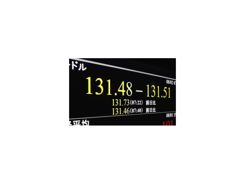 一時1ドル＝131円台を付けた円相場を示すモニター＝2日午前、東京・東新橋　