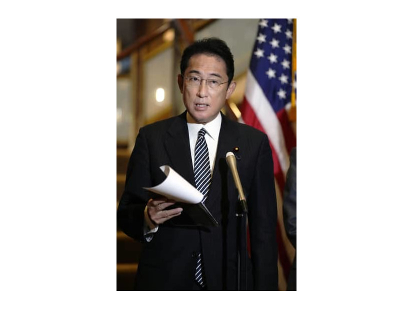 1日、NPT再検討会議での演説後、記者団の取材に応じる岸田首相＝米ニューヨーク（共同）