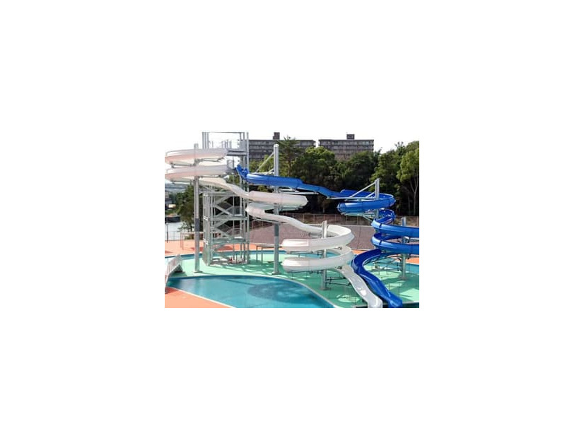 利用者にけが人が出た堺市の市営原山公園プールのウオータースライダー（左、同市提供）