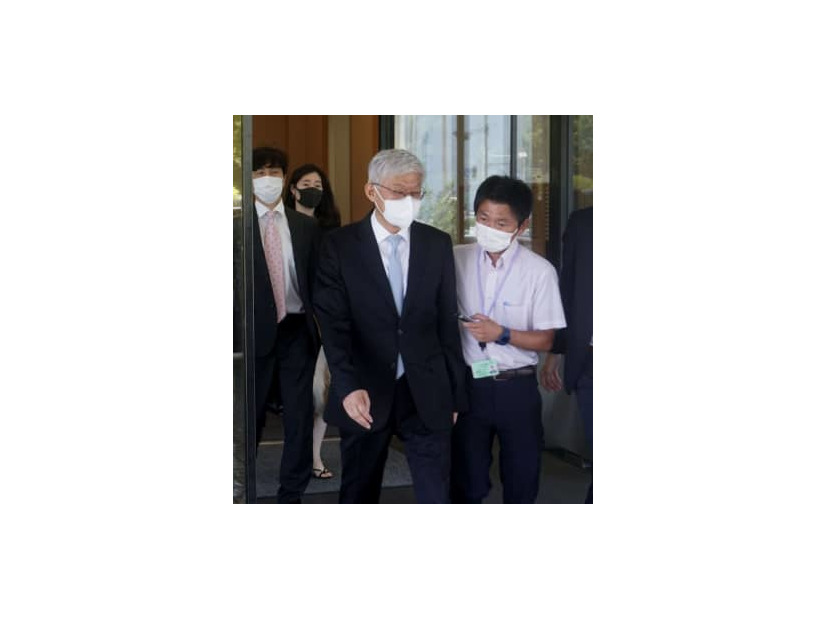 林外相との面会を終え、外務省を出る韓国の尹徳敏駐日大使（手前左）＝2日午前