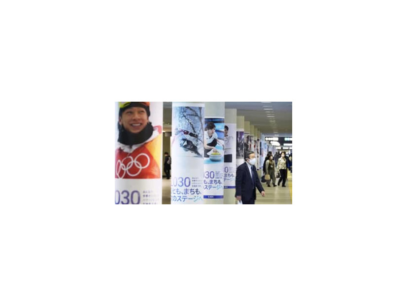 札幌市中心部の地下街に掲示されたオリンピック選手らのポスター＝2月