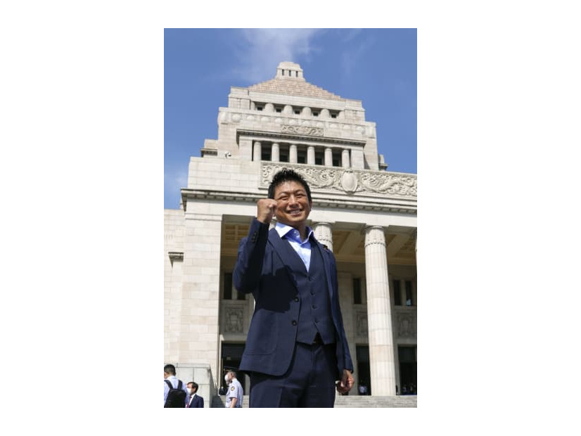 国会に初登院しポーズをとる参政党の神谷宗幣参院議員＝3日午前8時55分