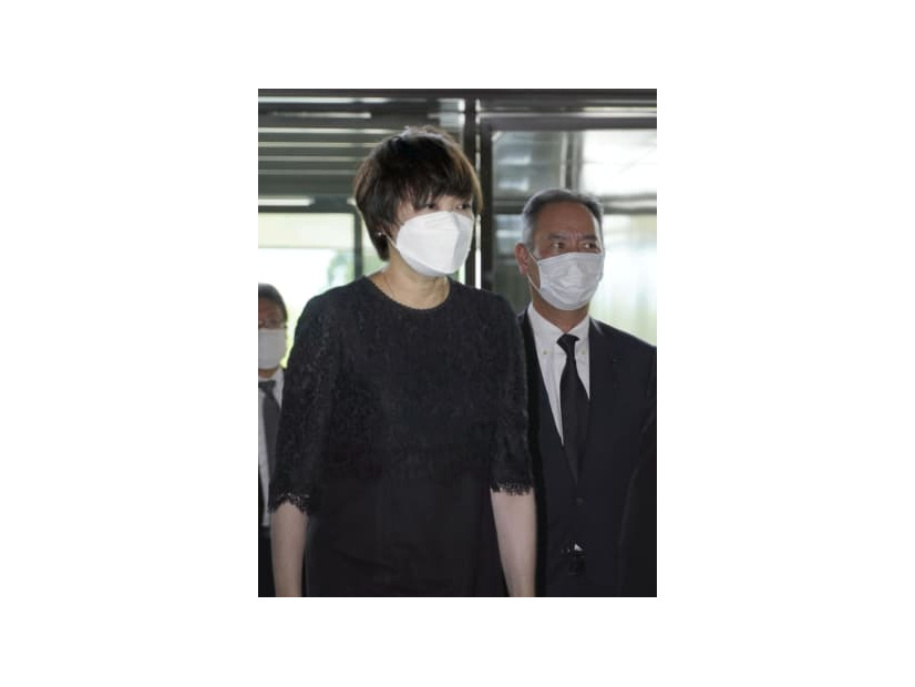 山口県知事と面会するため、県庁に到着した安倍元首相の妻昭恵さん（左）＝3日午後