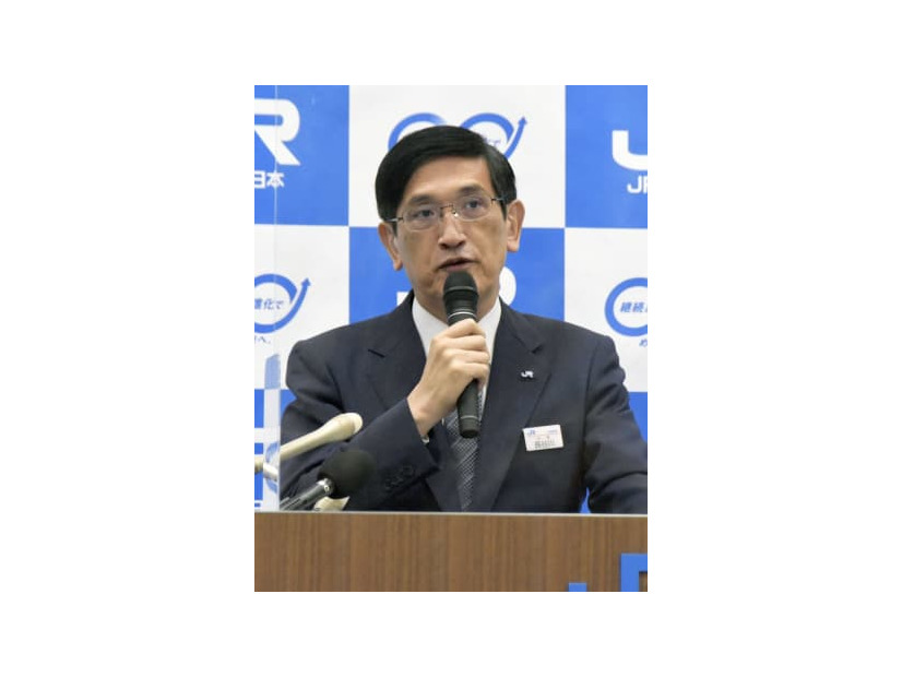 記者会見するJR西日本の長谷川一明社長＝3日午後、大阪市