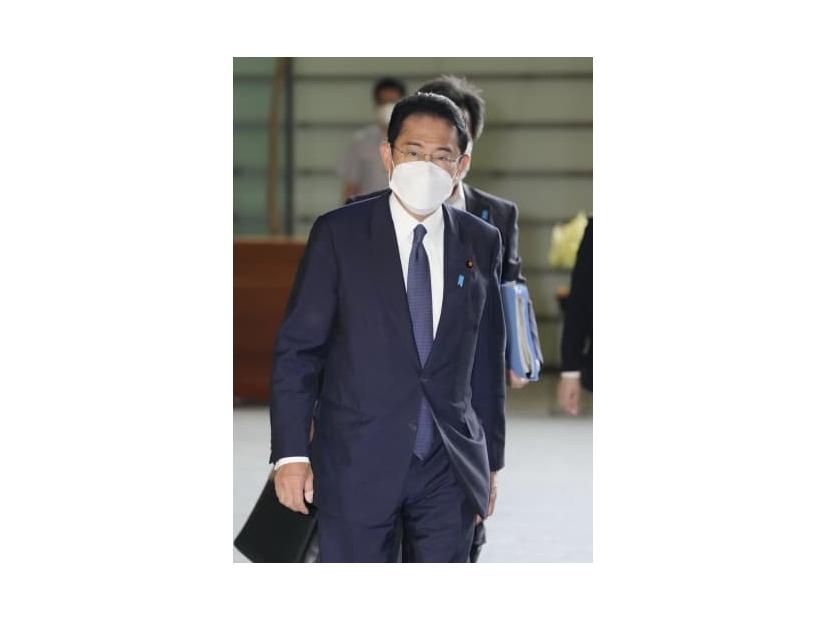首相官邸に入る岸田首相＝3日午前