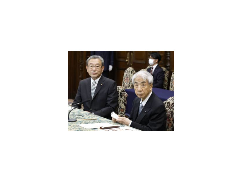 国会内で記者会見に臨む、参院の尾辻秀久議長（手前）と長浜博行副議長＝3日午後