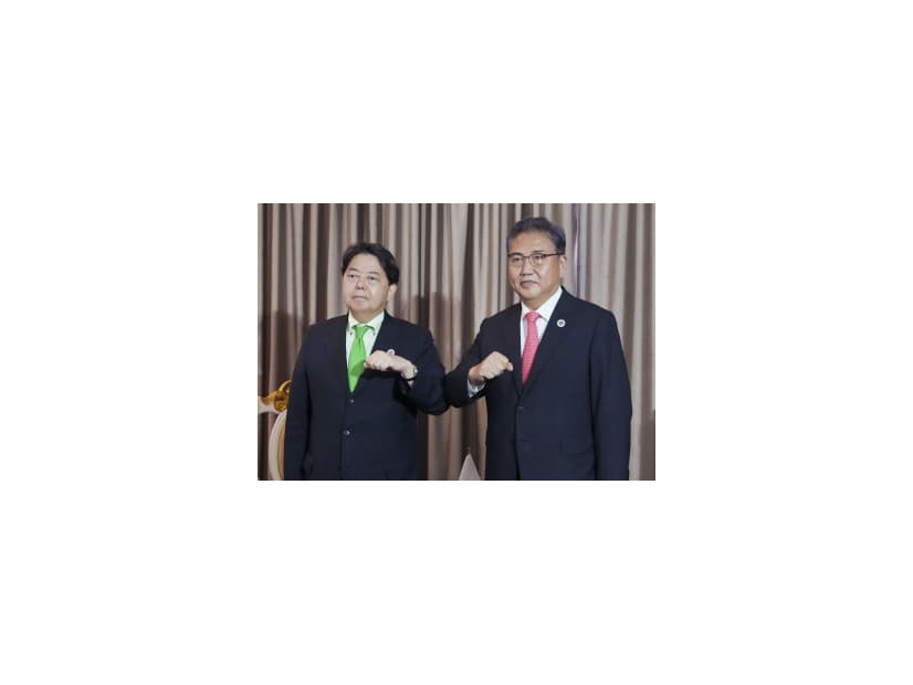 会談に臨む韓国の朴振外相（右）と林外相＝4日、プノンペン（外務省提供・共同）