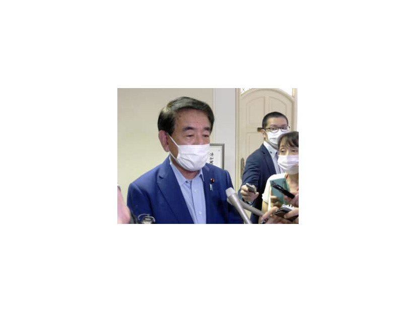 記者団の取材に応じる自民党の下村前政調会長（左）＝4日午後、東京・永田町の党本部