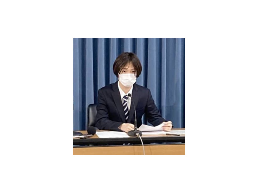 記者会見する東大2年の杉浦蒼大さん＝4日午後、文科省