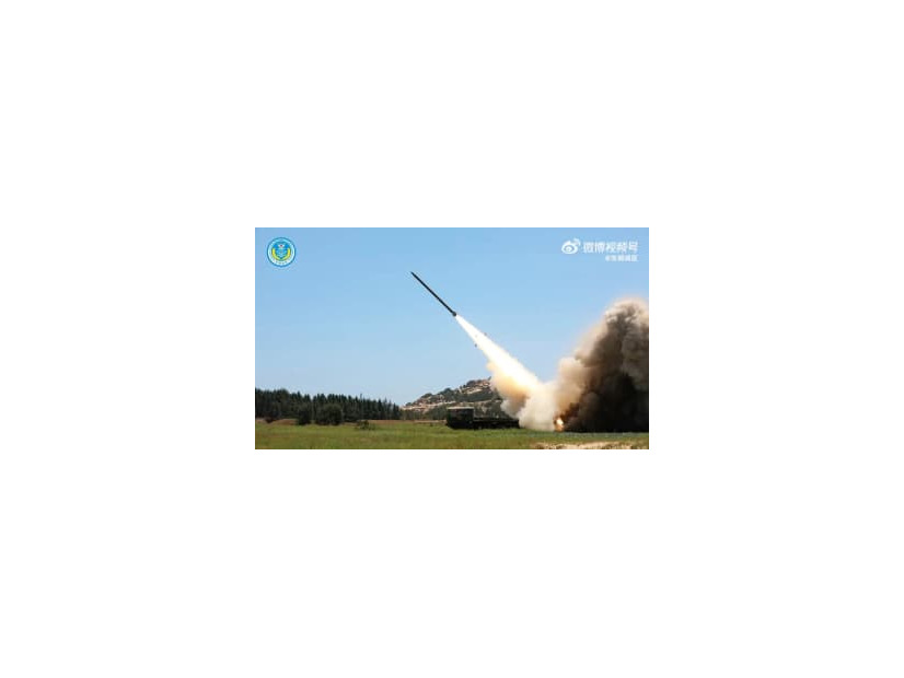 中国人民解放軍の東部戦区が4日、実弾射撃訓練の一場面として「微博（ウェイボ）」に投稿した画像（共同）