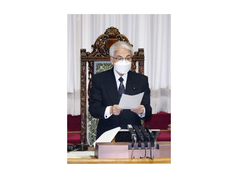 参院本会議で、安倍元首相への弔詞を朗読する尾辻秀久参院議長＝5日午前