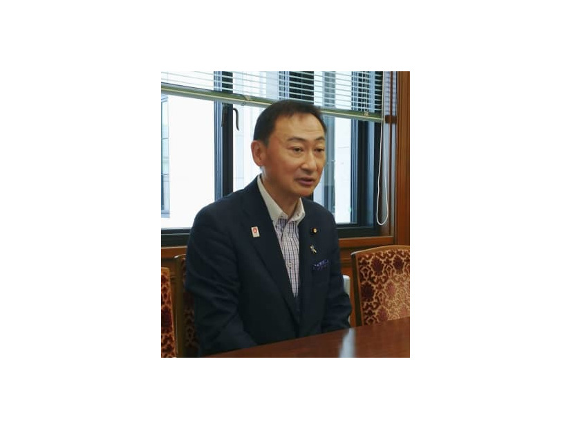 国会内で記者団の取材に応じる日本維新の会の東徹前総務会長＝5日午後