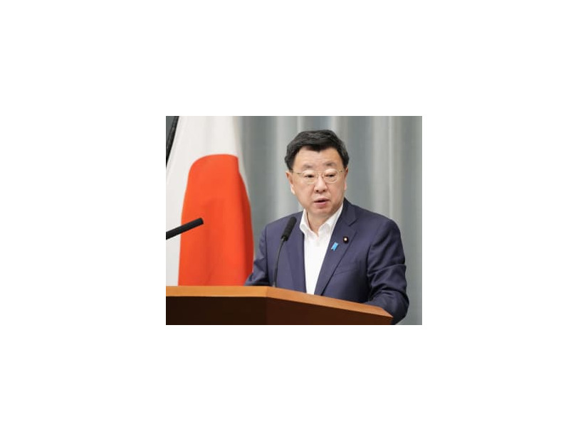記者会見する松野官房長官＝5日午前、首相官邸