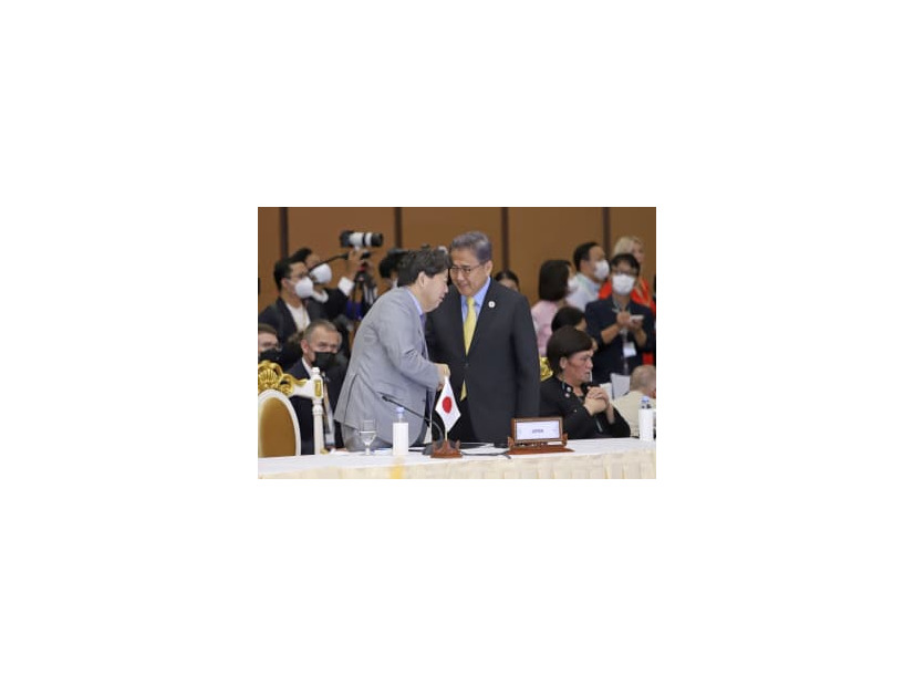 東アジアサミット外相会議直前、林外相（左）と会話を交わす韓国の朴振外相＝5日、カンボジア・プノンペン（共同）