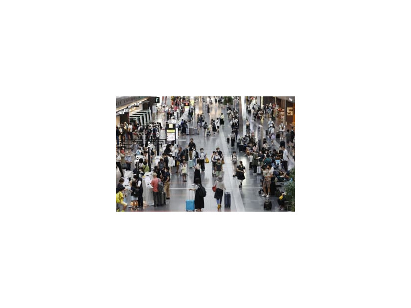 お盆休みを前に帰省や旅行客らで混雑する羽田空港の出発ロビー＝6日午前