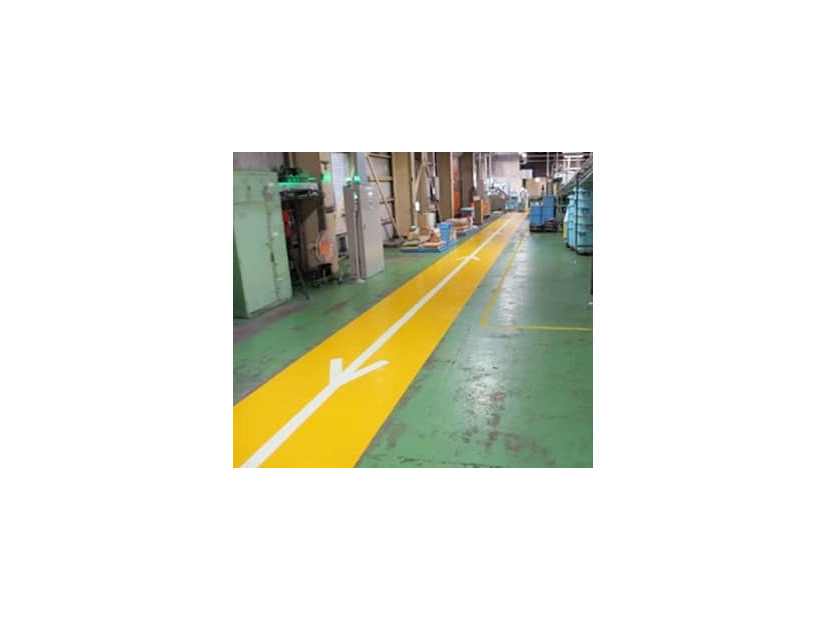 新潟市の三幸製菓新崎工場で、暗い中でも避難できるよう色分けされた経路＝7月（同社提供）