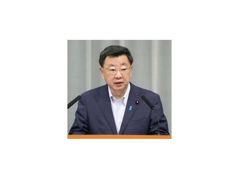記者会見する松野官房長官＝8日午前、首相官邸