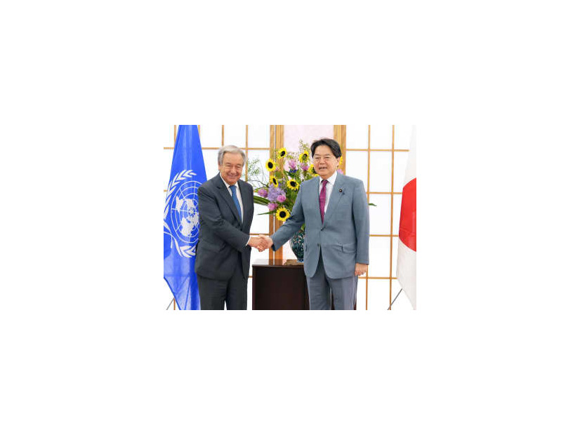 会談を前に、握手を交わす国連のグテレス事務総長（左）と林外相＝8日午前、外務省