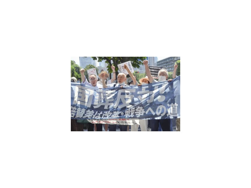 安倍元首相の国葬差し止めなどを求める訴訟を起こした市民団体のメンバーら＝9日午後、東京地裁前