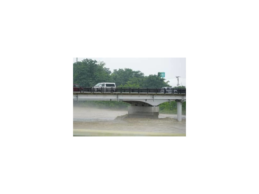 大雨で増水した岩木川＝9日午後、青森県弘前市