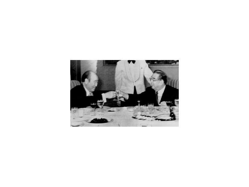 北朝鮮を訪問し金日成主席（右）と会談する文鮮明氏＝1991年12月（ロイター＝共同）