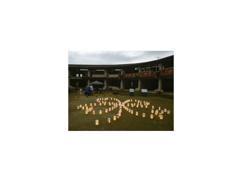 児童や教職員84人が亡くなった宮城県石巻市立大川小の中庭で、四つ葉のクローバーの形に設置された108個の紙灯籠＝14日夕、宮城県石巻市