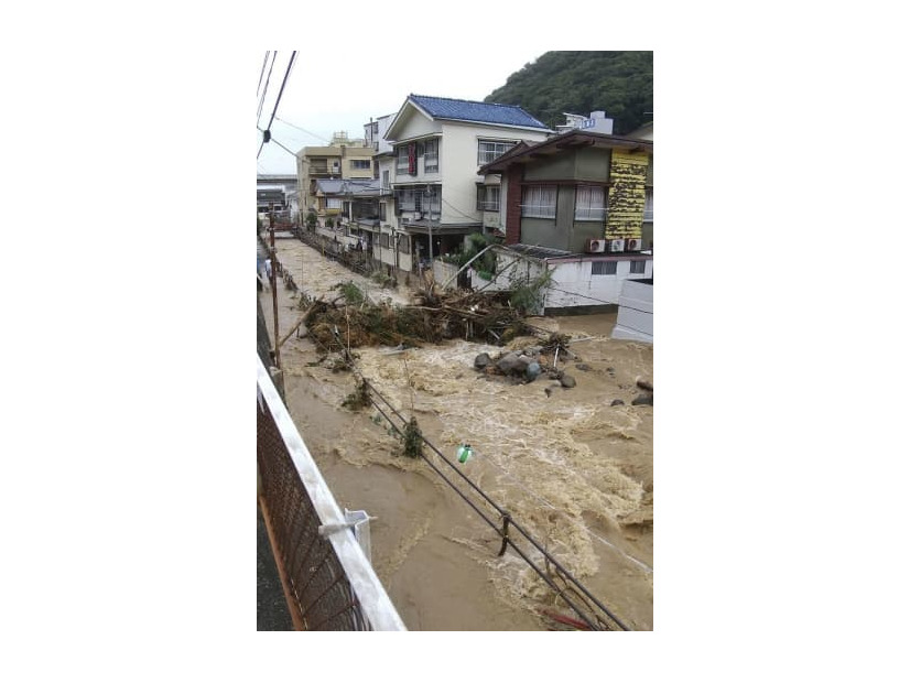 流木や土砂でせき止められたとみられる太田川＝14日午前、静岡県松崎町（同町提供）