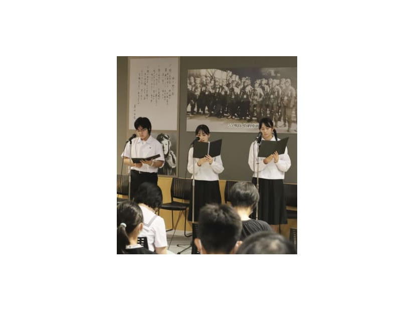 万世特攻平和祈念館で特攻隊員の手紙を朗読する高校生ら＝15日午前、鹿児島県南さつま市