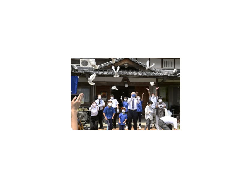米兵と地元戦没者の慰霊祭で、鳩を飛ばす参列者＝15日正午ごろ、三重県名張市