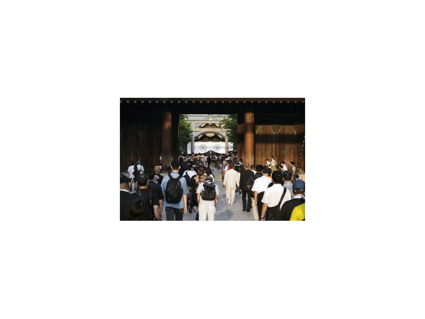 終戦の日を迎え、靖国神社へ参拝に訪れた人たち＝15日早朝、東京・九段北
