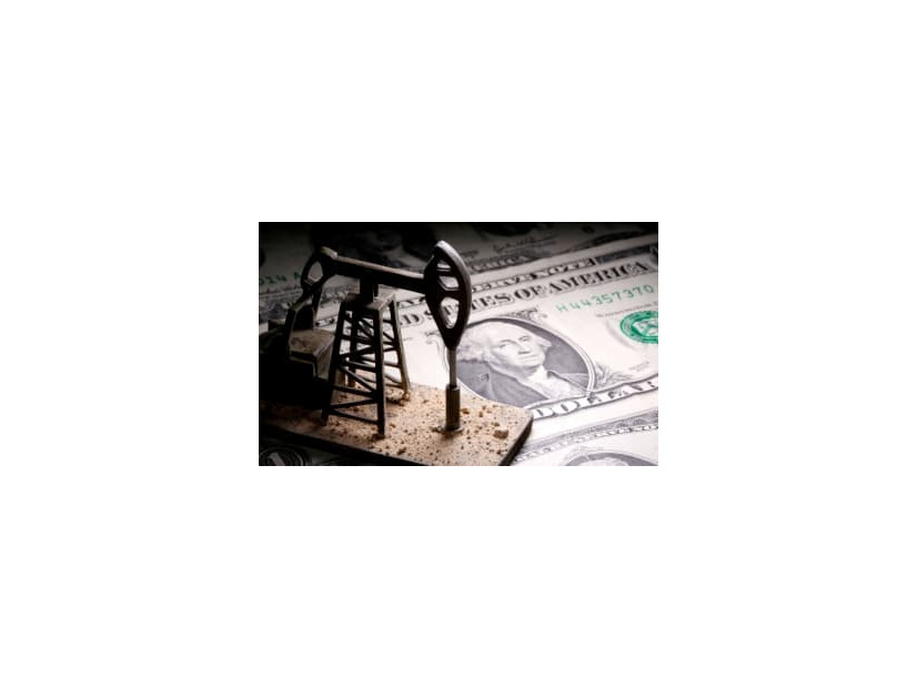 石油採掘装置の模型とドル紙幣＝2020年4月（ロイター＝共同）