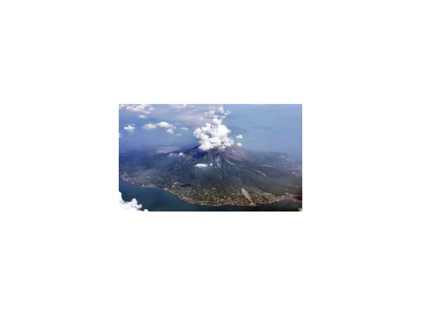 爆発的な噴火が起きた鹿児島県の桜島＝7月25日