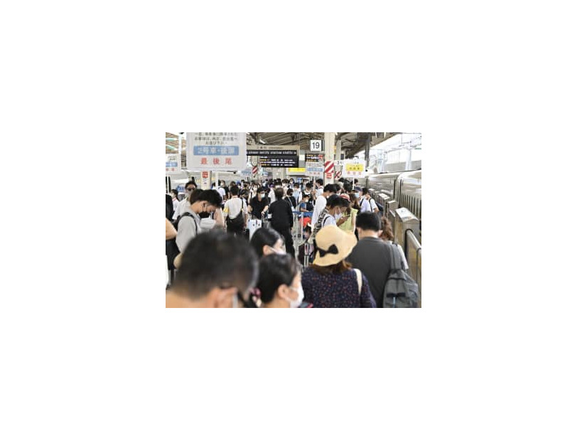 お盆休みの帰省や旅行客らで混雑するJR東京駅の東海道新幹線ホーム＝11日