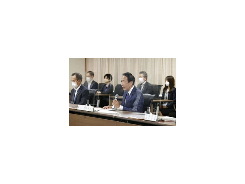 旧統一教会を巡る問題についての関係省庁連絡会議第1回会合で発言する葉梨法相（手前右）＝18日午後、法務省