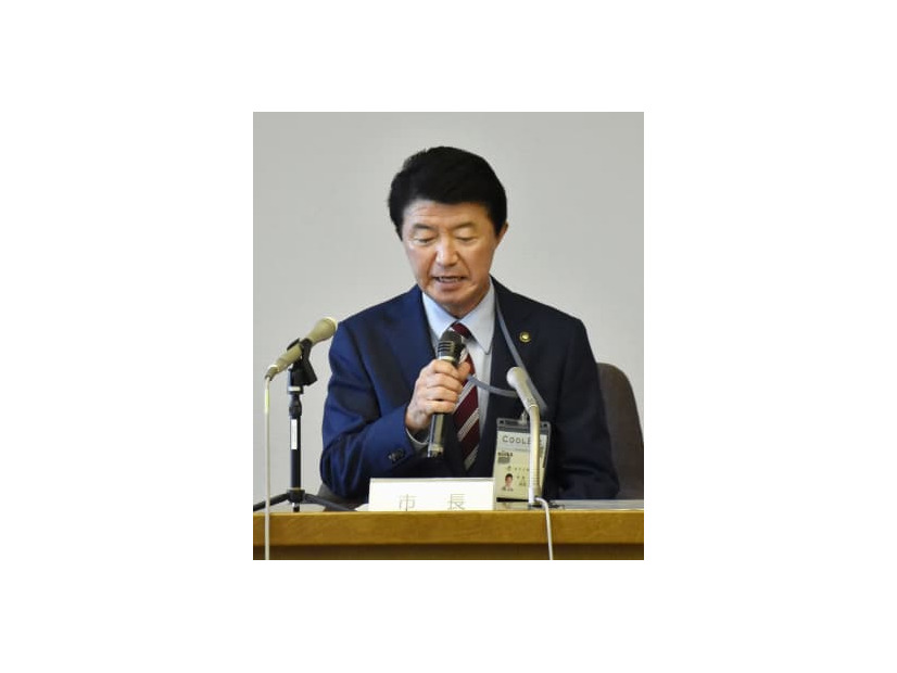 7月、不信任決議の可決後、記者会見する東京都あきる野市の村木英幸市長（当時）＝あきる野市役所