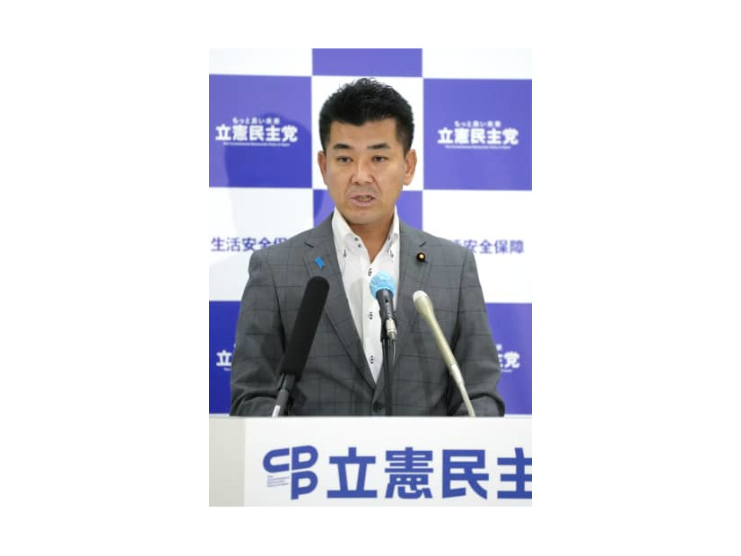 記者会見する立憲民主党の泉代表＝19日午前、国会