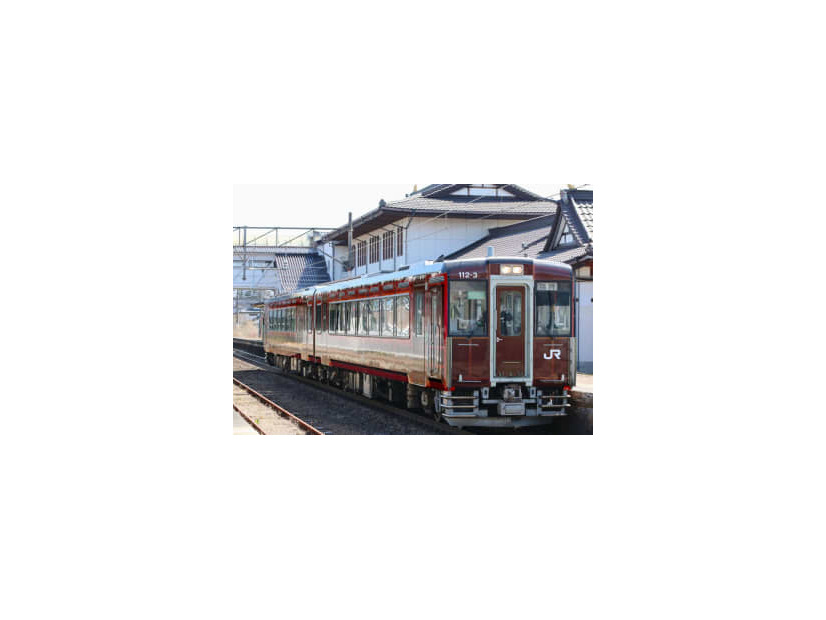 10月の全線再開を記念してJR東日本が運行する臨時列車「只見線満喫号」（同社提供）