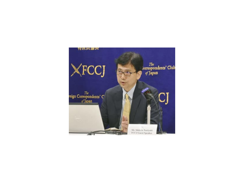 海外メディアに向け記者会見する四方敬之内閣広報官＝19日午前、東京都千代田区の日本外国特派員協会