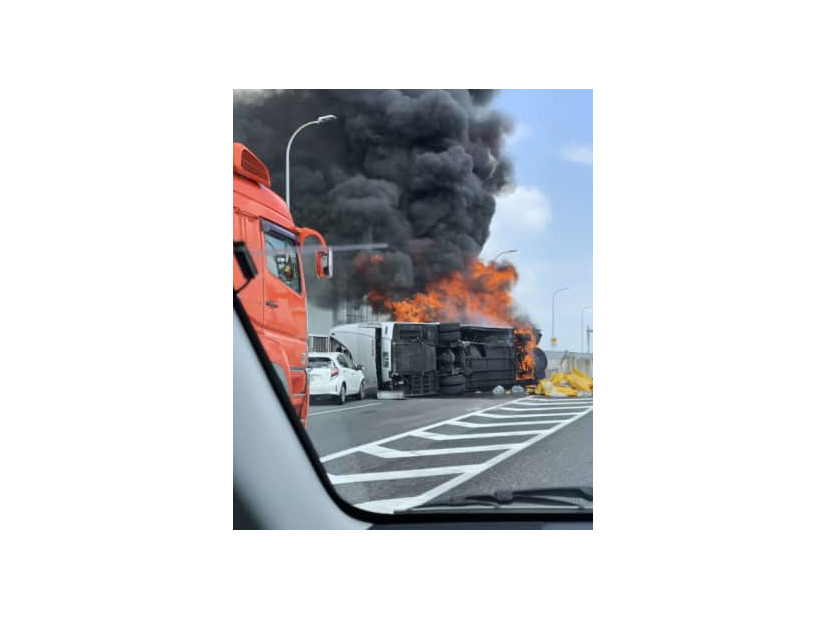 名古屋高速道路で横転し炎上する大型バス＝22日午前（マッサさんのツイッターから）