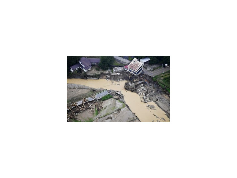 大雨の影響で崩落した山形県飯豊町の大巻橋＝5日